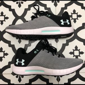 UNDER AMOUR RUNNING SHOE: 6